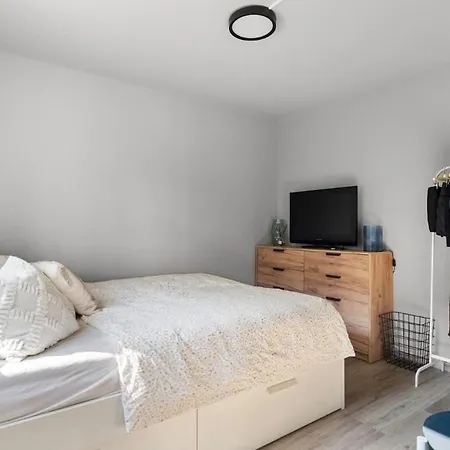 Modern With Two Bedrooms Apartment *