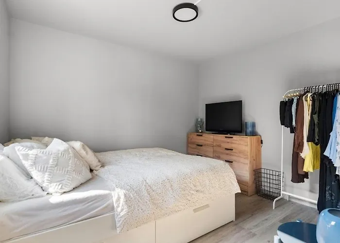 Modern With Two Bedrooms Apartment *